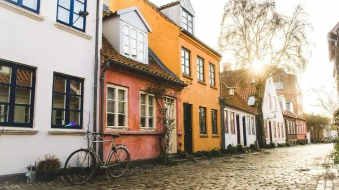 aarhus_colored_street_@sahar_mann aarhus colored houses little street denmark.net